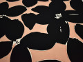 Плательная персиковая черная ткань цветы полиэстер ЕВ38