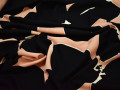 Плательная персиковая черная ткань цветы полиэстер ЕВ38